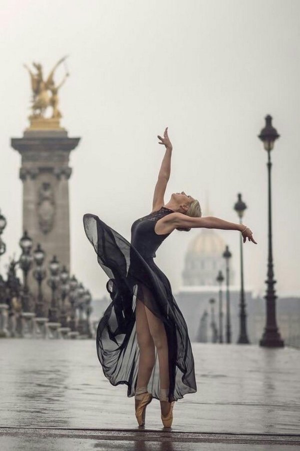 Девушка танцует