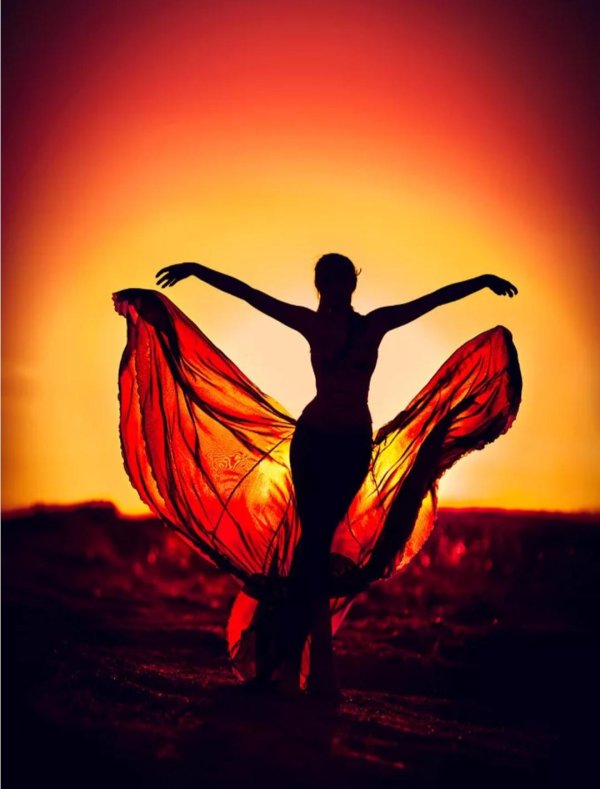 Девушка танцует