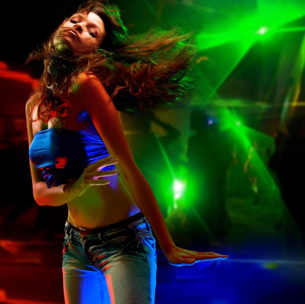 Девушка танцует