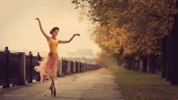 Девушка танцует
