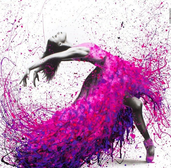 Девушка танцует