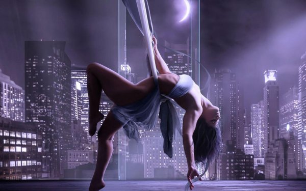 Девушка танцует