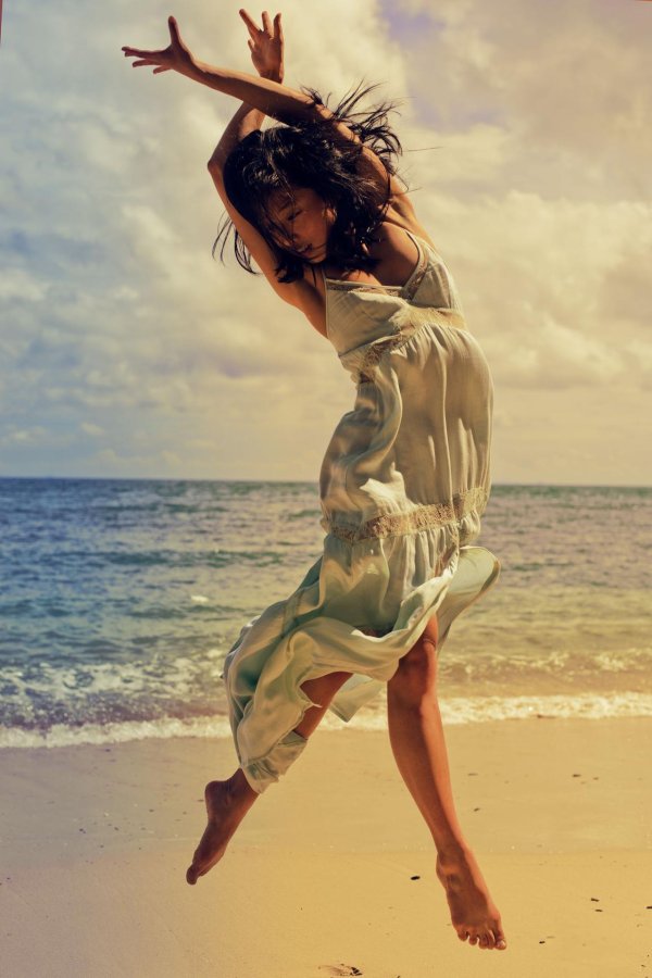 Девушка танцует