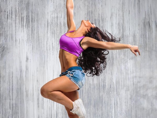 Девушка танцует