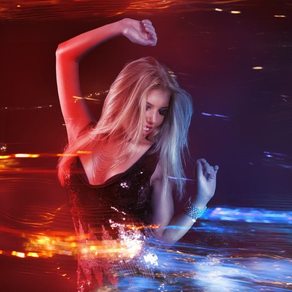 Девушка танцует