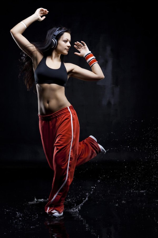 Девушка танцует