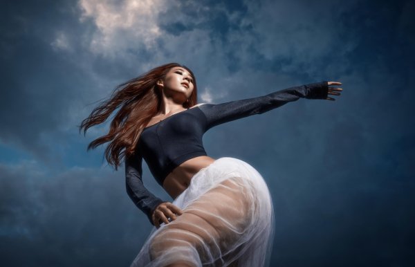 Девушка танцует