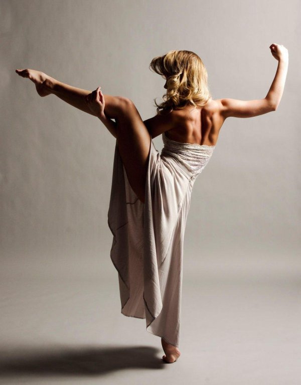 Девушка танцует