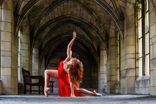 Девушка танцует