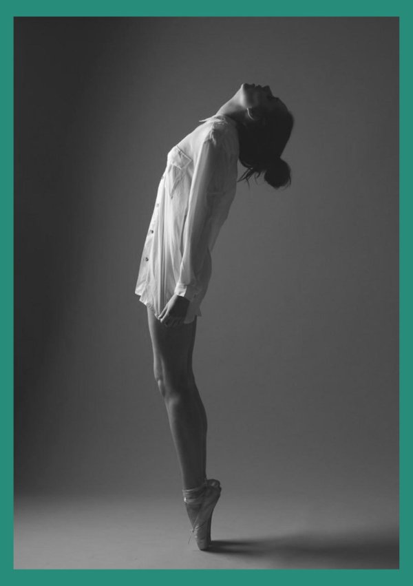 Девушка танцует