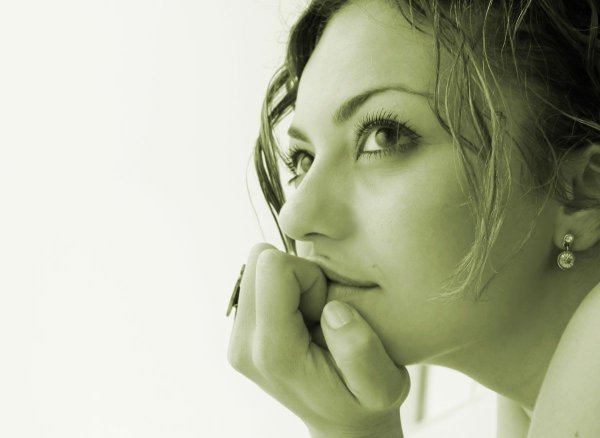 Девушка задумалась