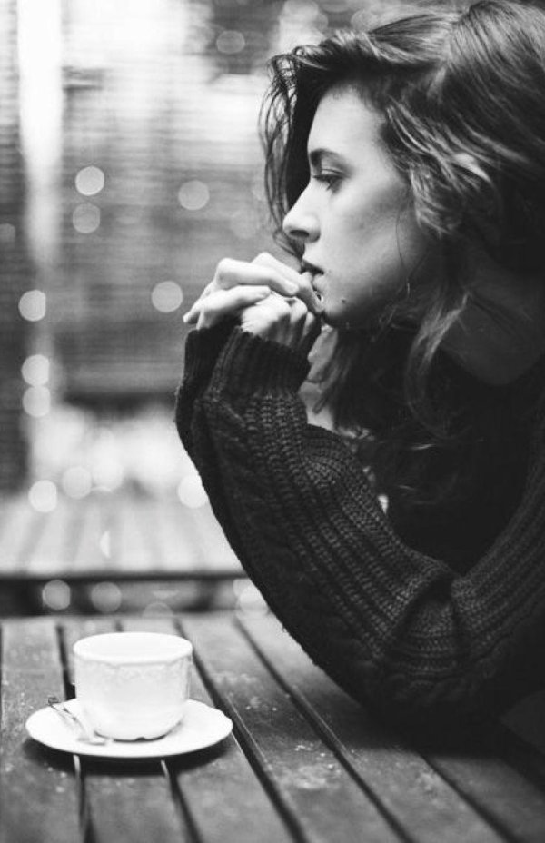 Девушка задумалась