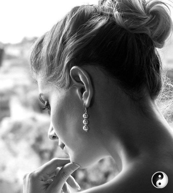 Девушка задумалась