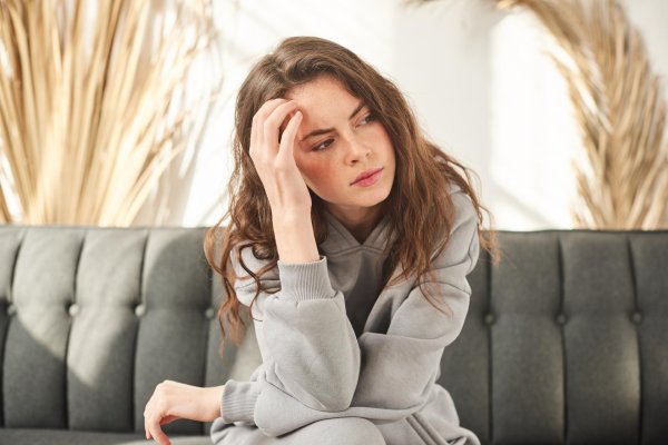 Девушка задумалась