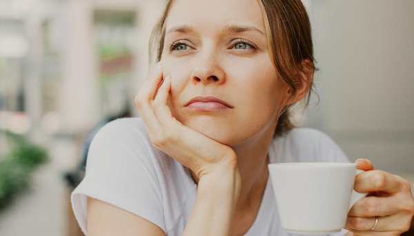 Девушка задумалась