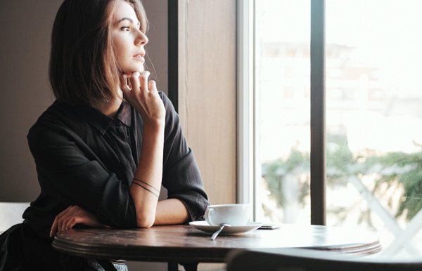 Девушка задумалась