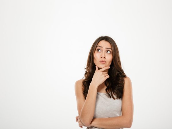 Девушка задумалась