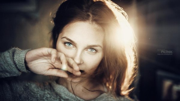 Девушка задумалась