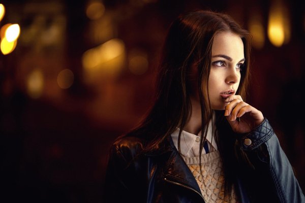 Девушка задумалась