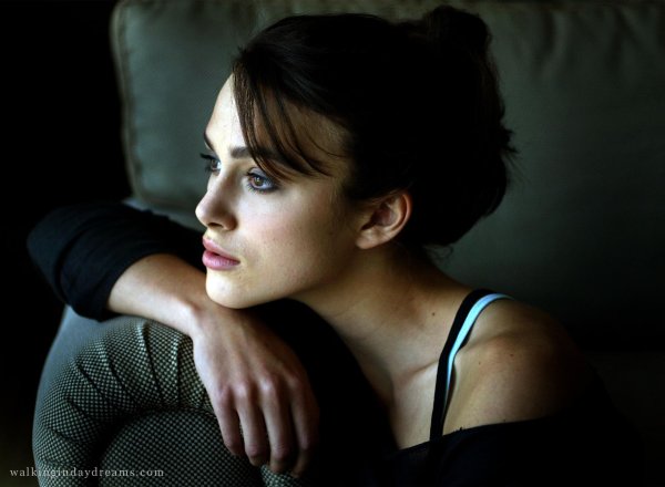 Девушка задумалась