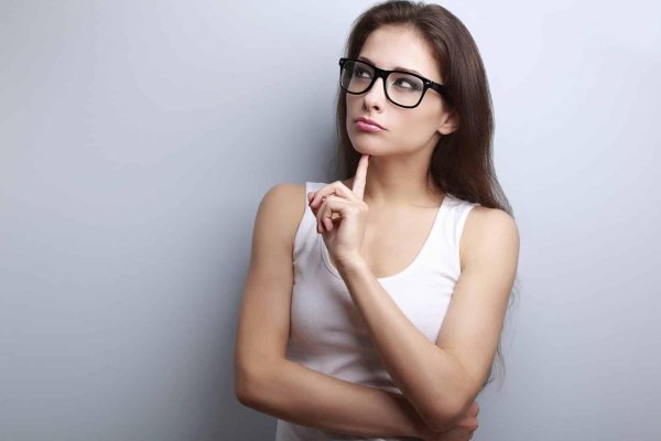 Девушка задумалась