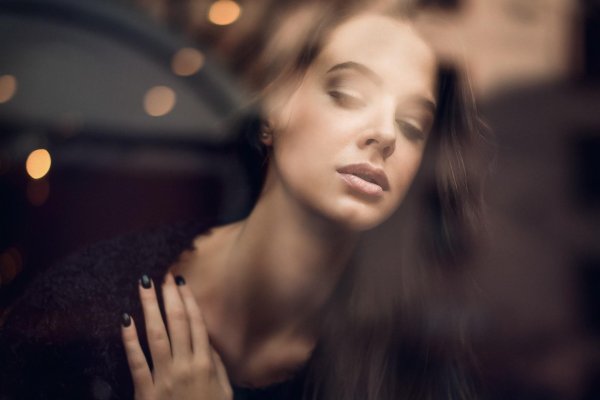 Девушка задумалась