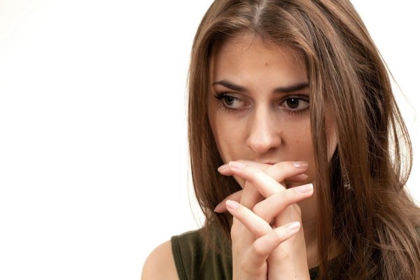 Девушка задумалась