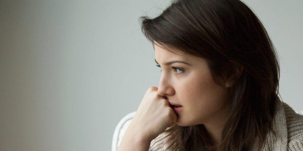 Девушка задумалась