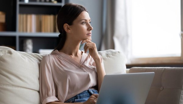 Девушка задумалась