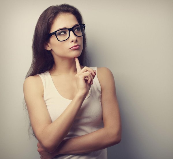 Девушка задумалась