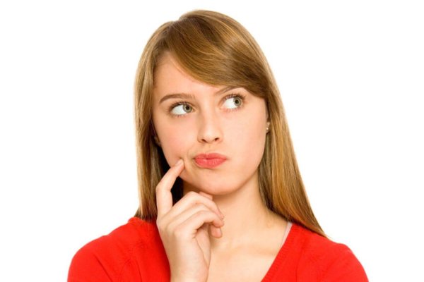 Девушка задумалась