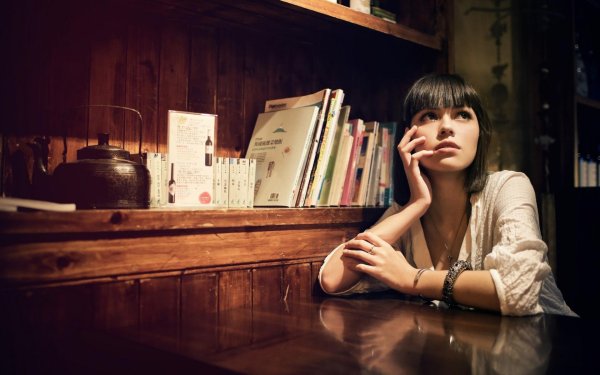 Девушка задумалась