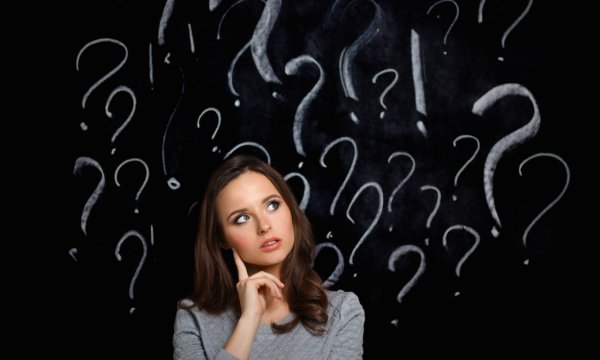 Девушка задумалась