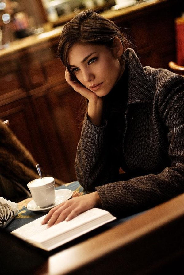 Девушка задумалась