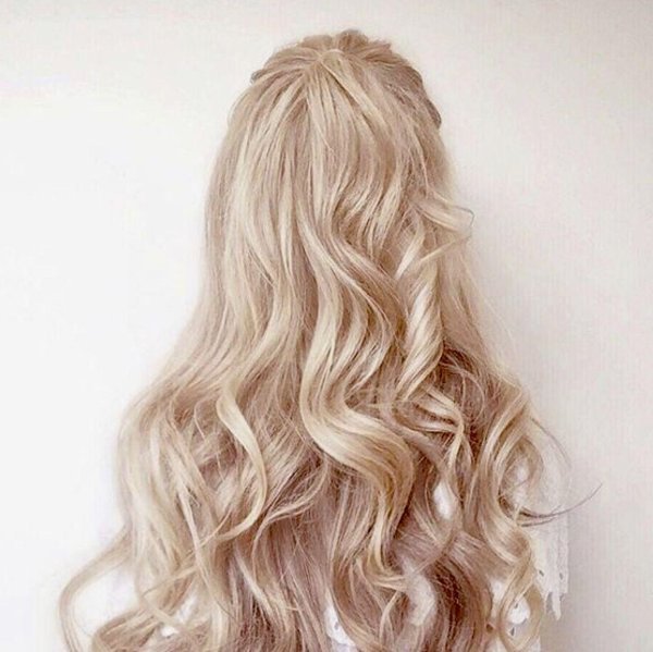 Светловолосая девушка