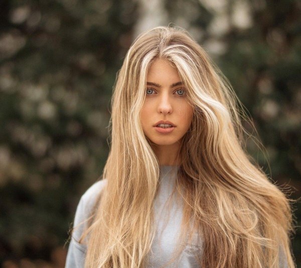 Светловолосая девушка