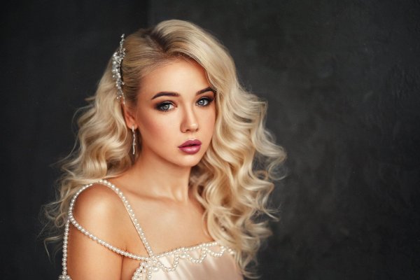 Светловолосая девушка