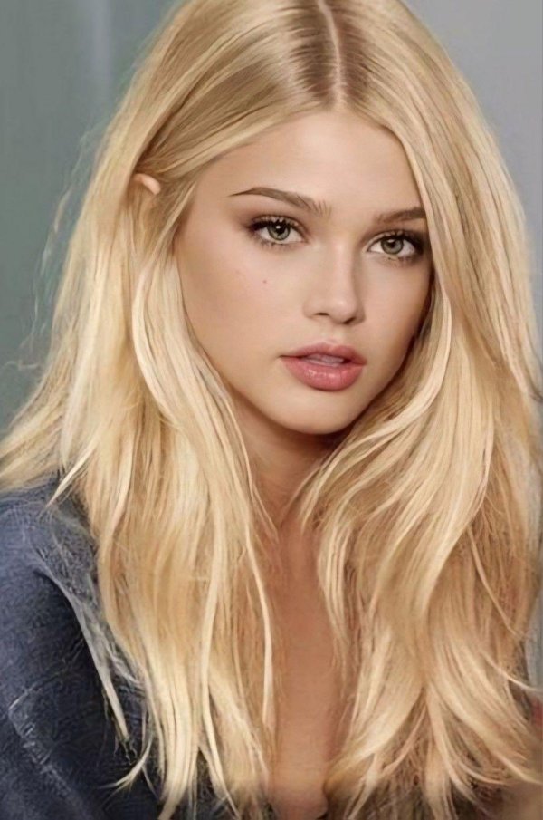 Светловолосая девушка