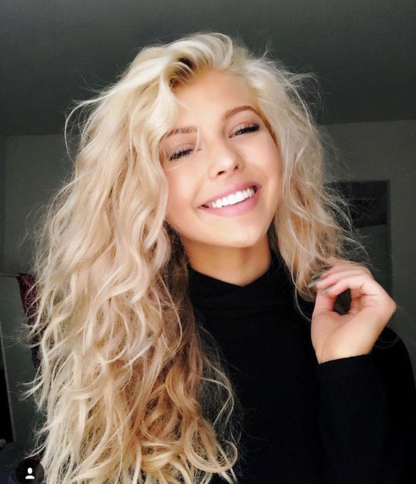 Светловолосая девушка