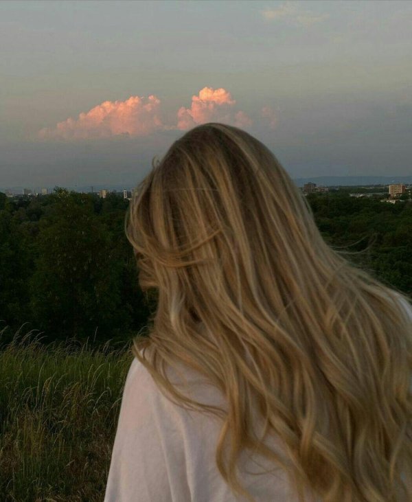 Светловолосая девушка