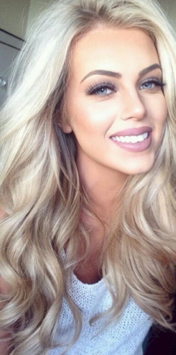 Светловолосая девушка