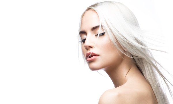 Светловолосая девушка