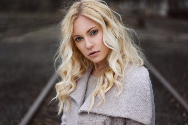Светловолосая девушка