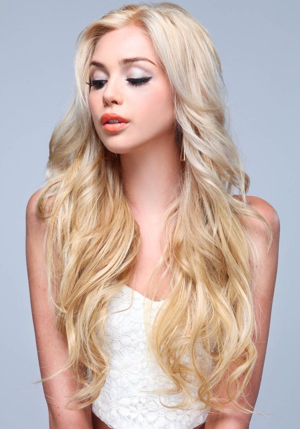 Светловолосая девушка