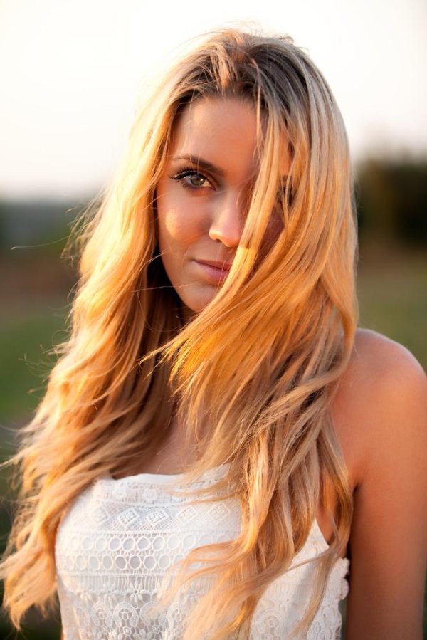 Светловолосая девушка