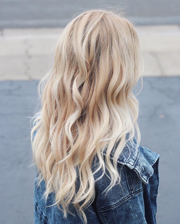 Светловолосая девушка