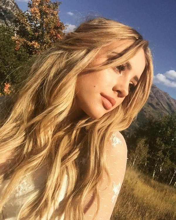 Светловолосая девушка