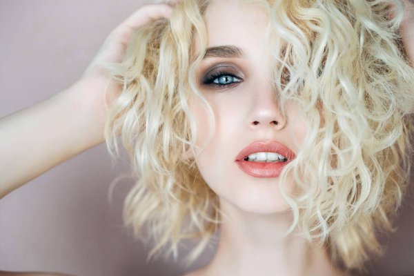 Светловолосая девушка