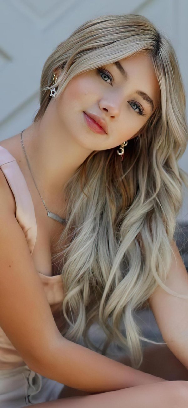 Светловолосая девушка