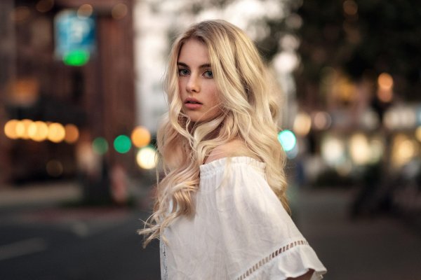 Светловолосая девушка